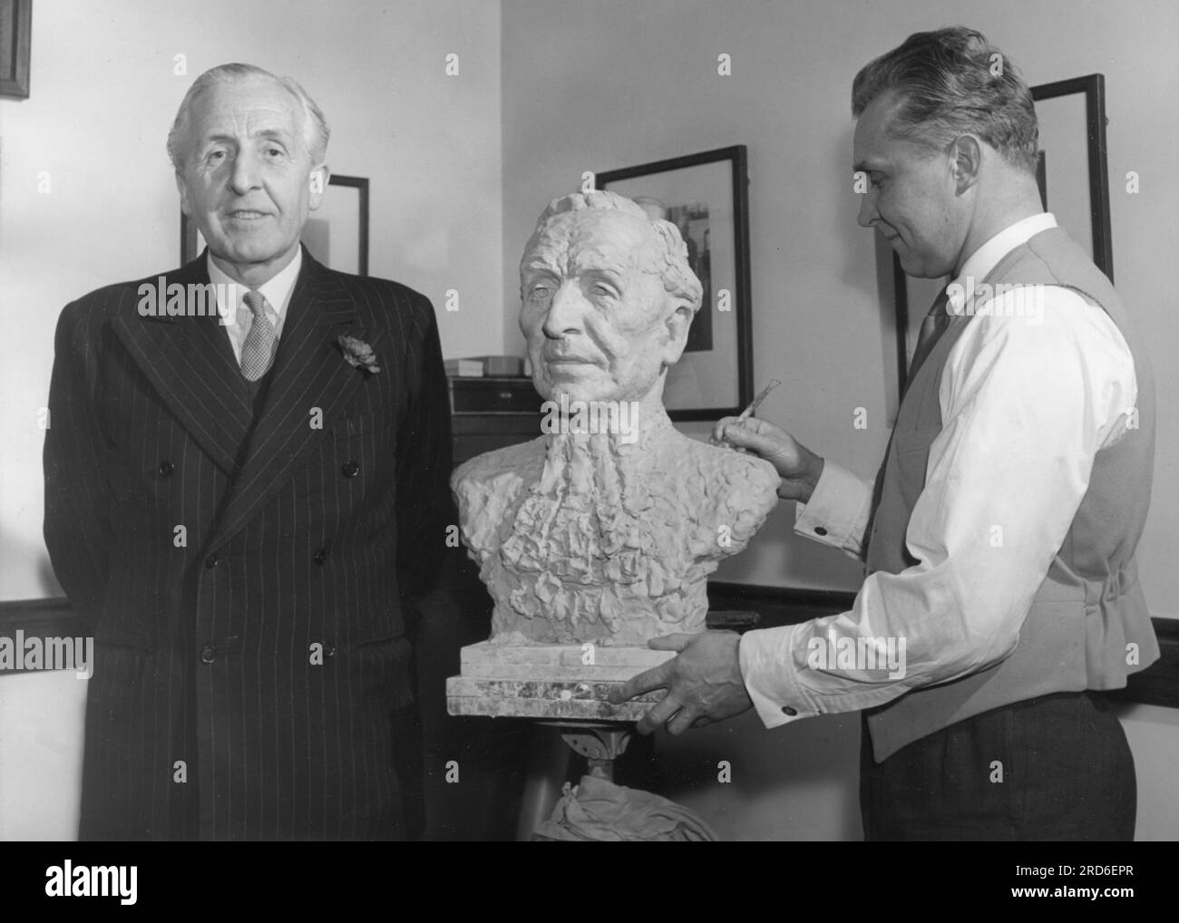 Wojnarowski, Kostek, 1914 - 1995, Polish - British artist (sculptor), with general Sir Brian Horrocks, ADDITIONAL-RIGHTS-CLEARANCE-INFO-NOT-AVAILABLE Stock Photo