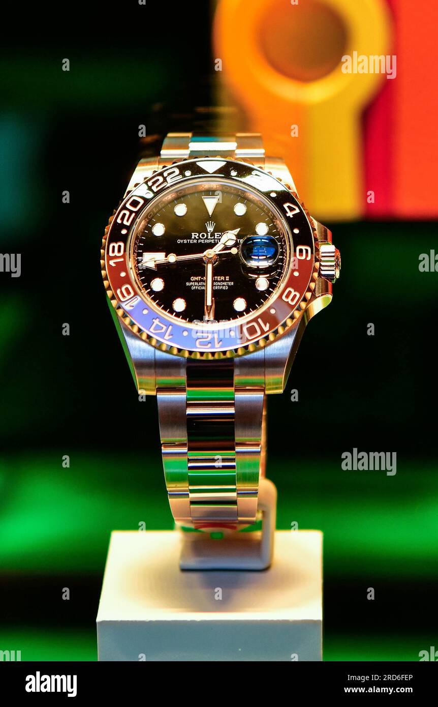 Stunning video footage of a (fantasy) yellow gold Rolex 'Hulk' Submariner