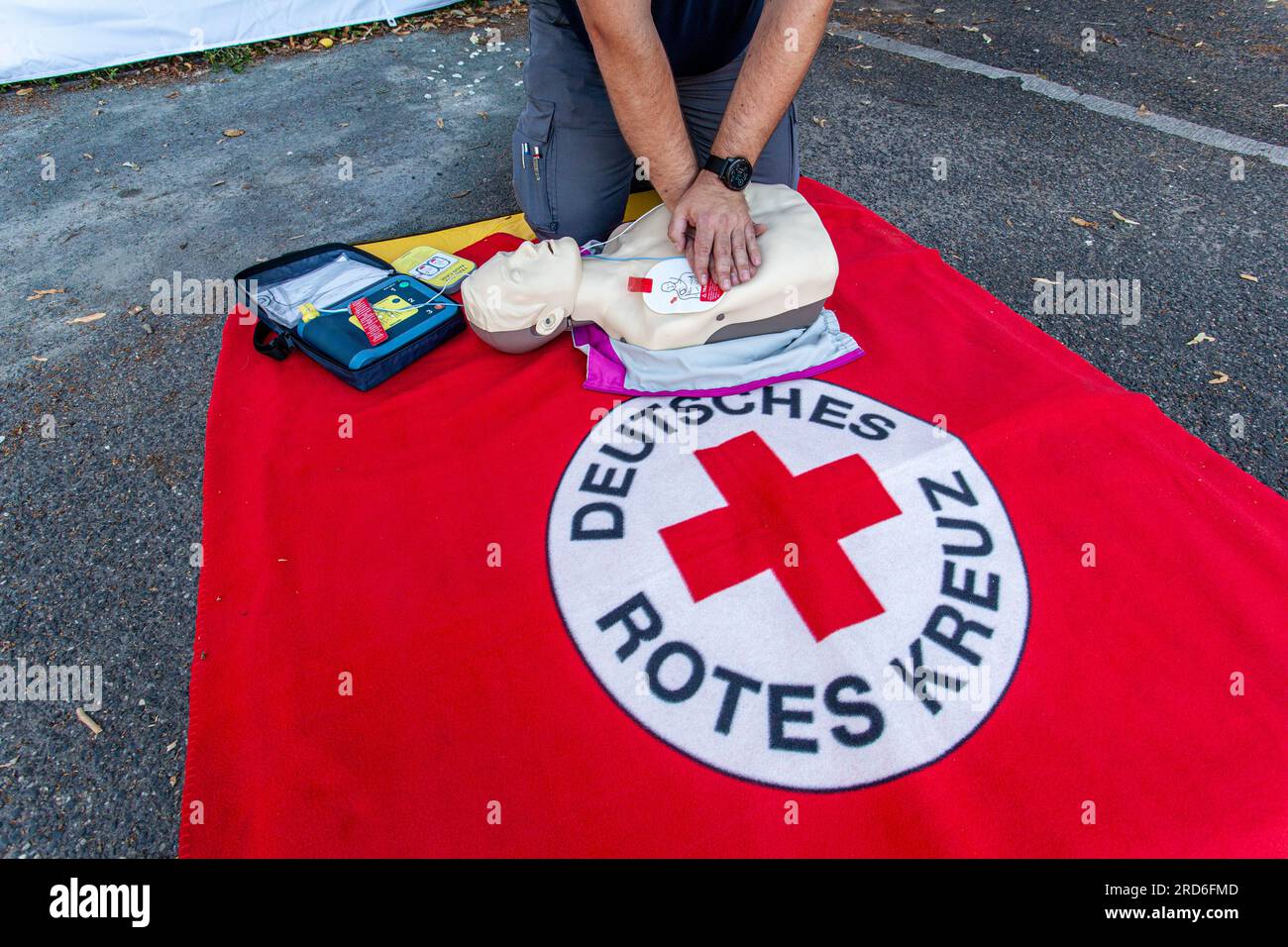 Mitarbeiter des DRK (Deutsches Rotes Kreuz) demonstriert die Handhabung
