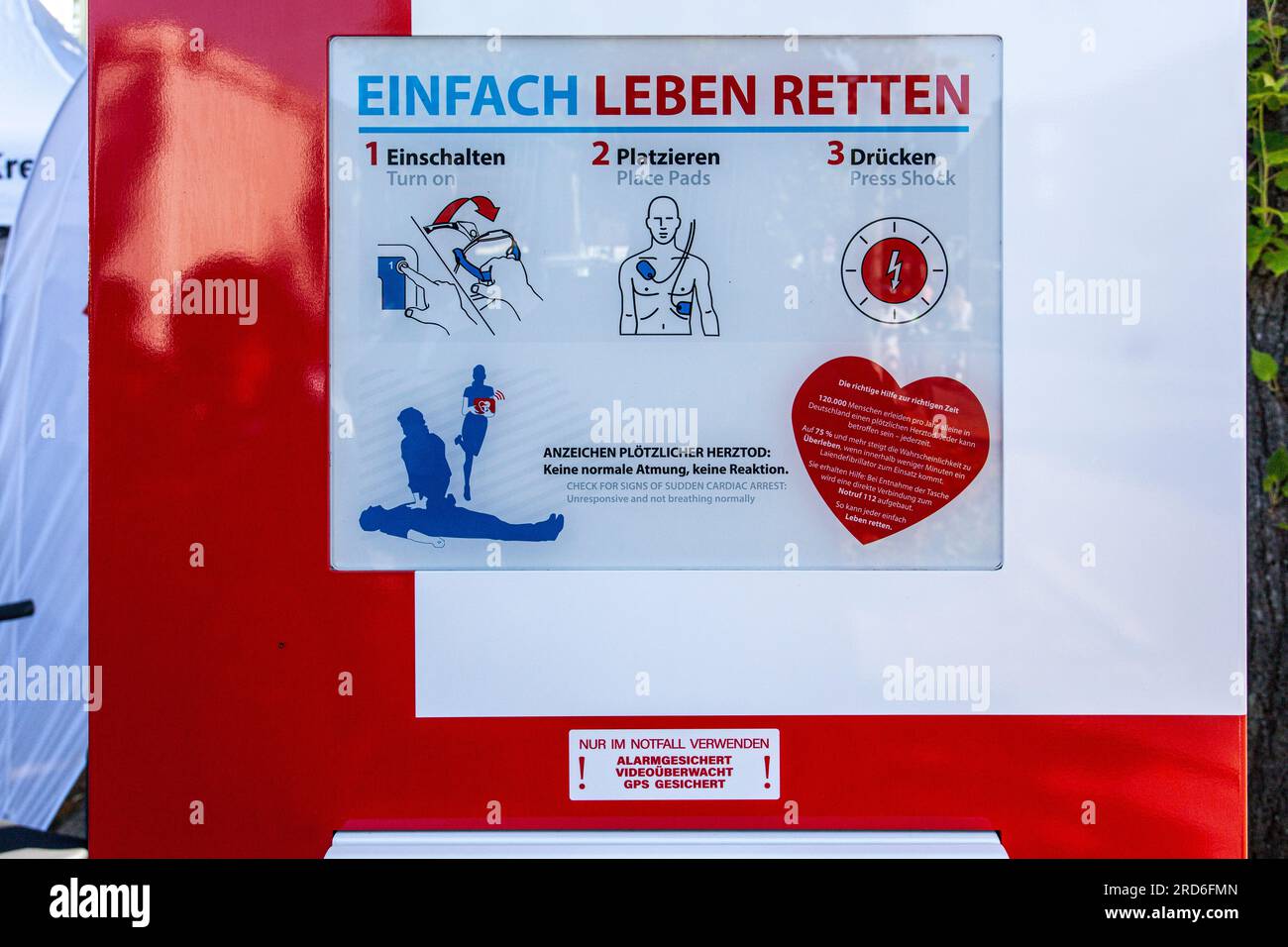 AED (automatisierter externer Defi) oder auch Laien-Defibrillator Stock ...