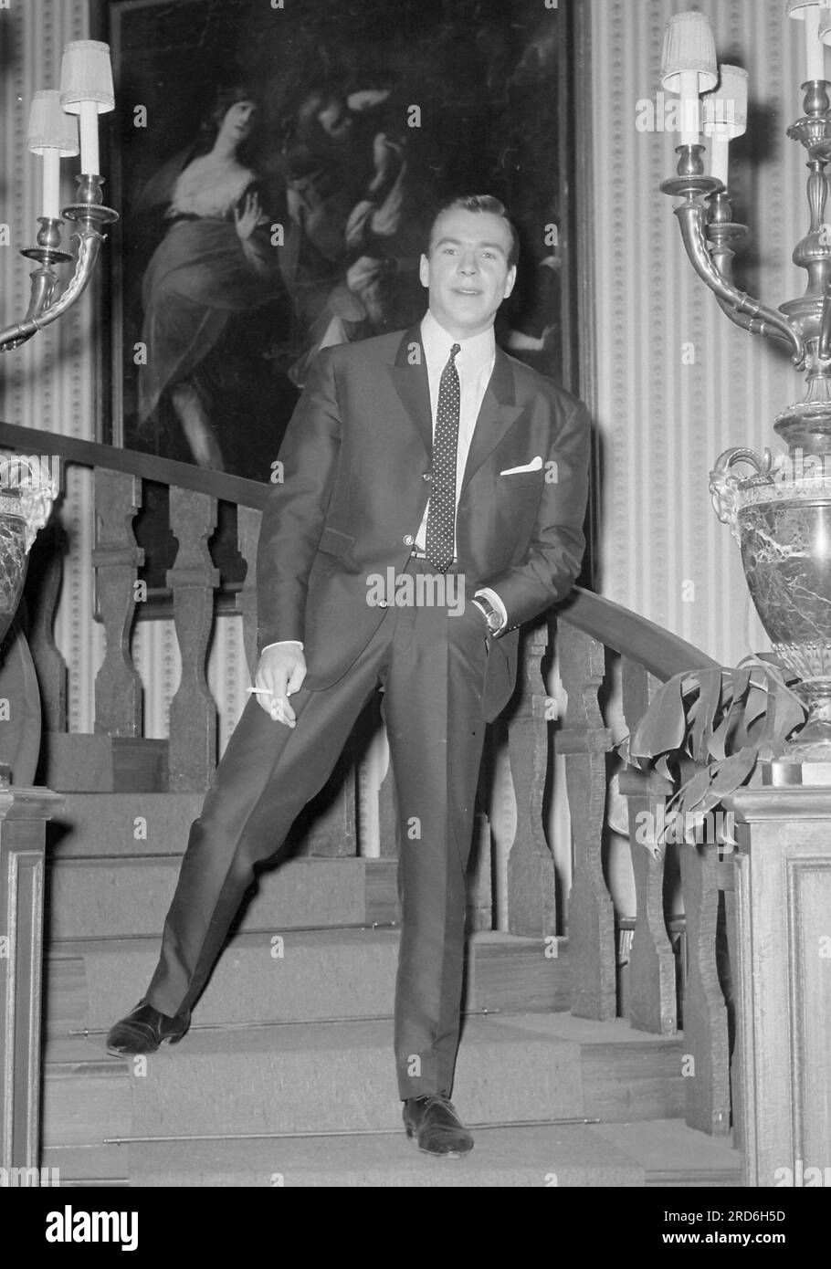 ARCHIVE PHOTO: The actor Goetz George would have been 85 on July 23, 2023, Goetz GEORGE (FRG), actor, full figure, full body, is standing casually in a suit on a staircase with a cigarette in his hand; during the shooting of the feature film 'Waiting room to the afterlife'; Black and white photo, portrait format, on January 31, 1964; ?SVEN SIMON, Princess-Luise-Str.41#45479 Muelheim/Ruhr#tel.0208/9413250#fax 0208/9413260#account 244 293 433 P ostbank E ssen BLZ 360 100 43#www.SvenSimon.net#e-mail :SvenSimon@t-online.de. Stock Photo