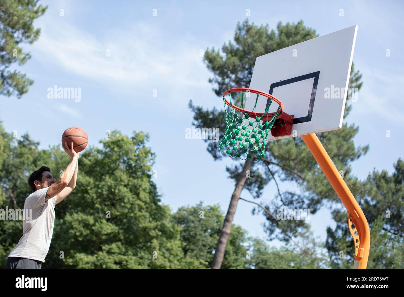 man shooting free throws from the foul line Stock Photo Alamy