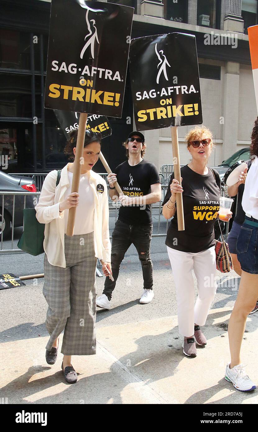 New York, NY, USA. 17th July, 2023. Susan Sarandon seen picketing