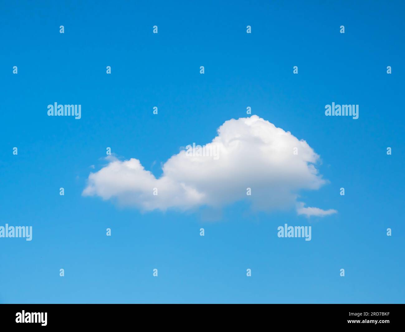 Einzelne Wolke vor einem blauen Himmel Stock Photo