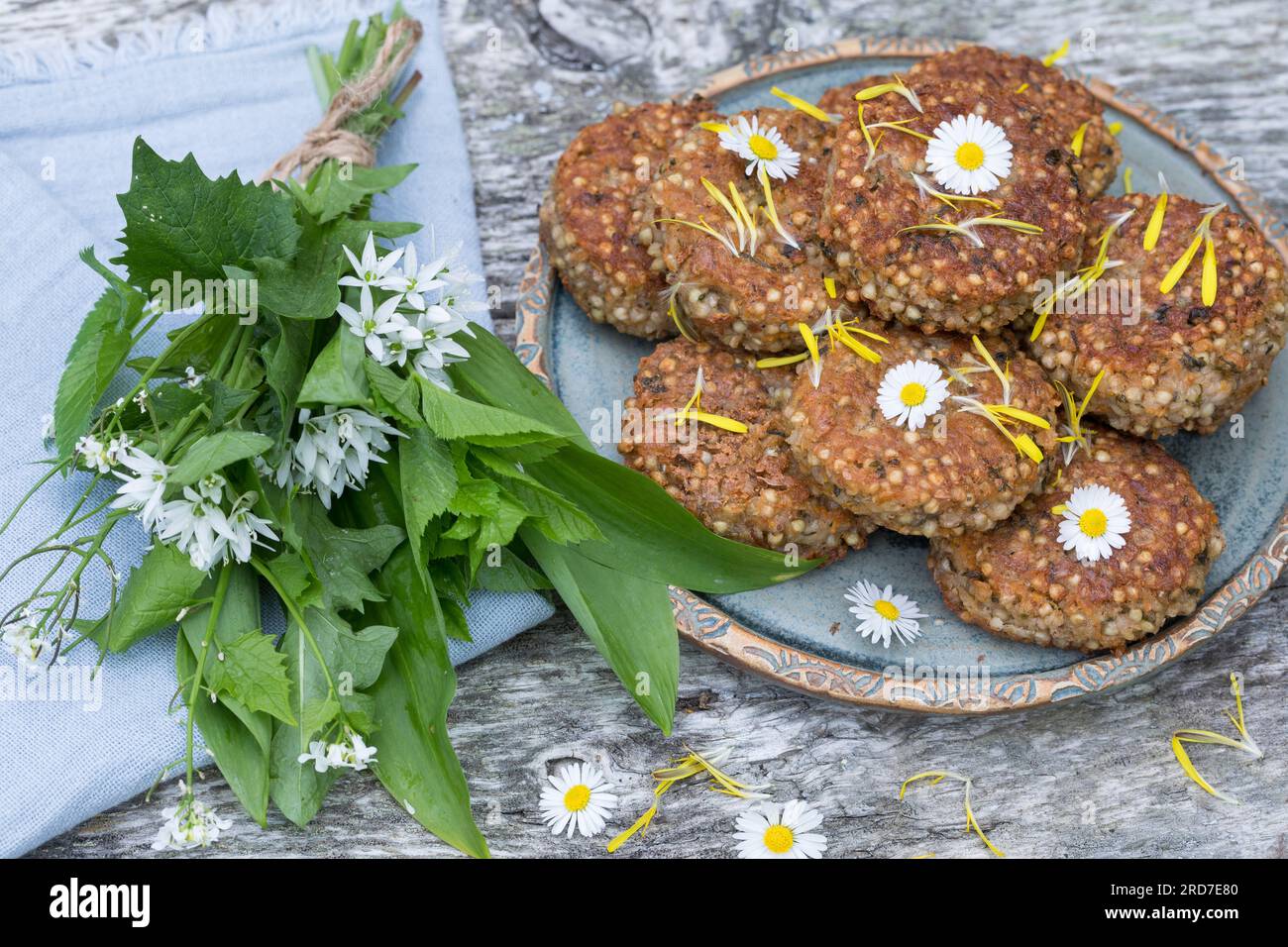 Kräuter-Bratlinge, Bratling, Burger, Kräuterburger, Kräuter-Burger, Kräuter-Frikadelle, vegan, vegetarisch, Patty, Pattys, Patties, Kräuter-Patty, Krä Stock Photo