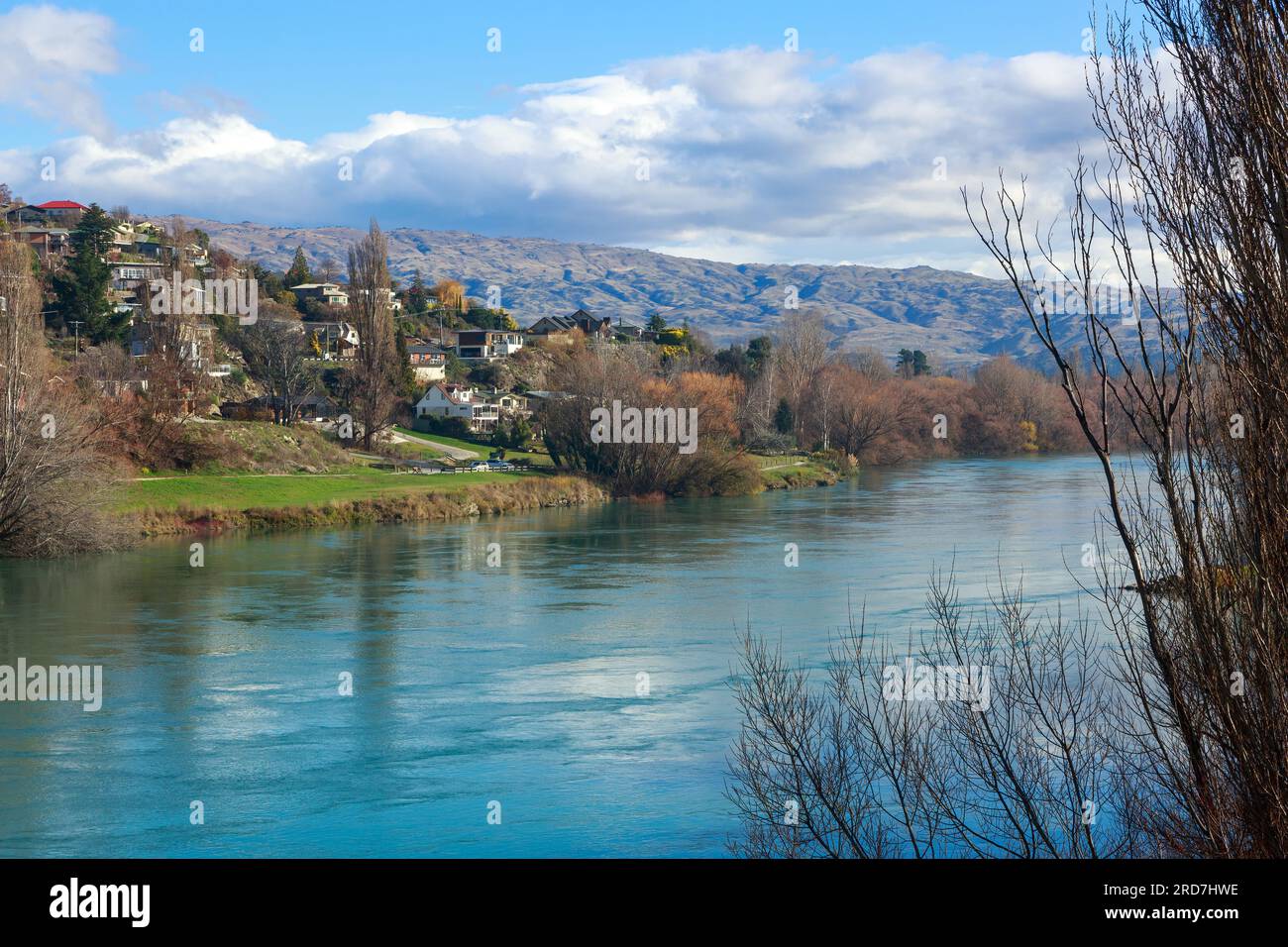 The Clutha River passing through the town of Alexandra in the South Island of New Zealand Stock Photo