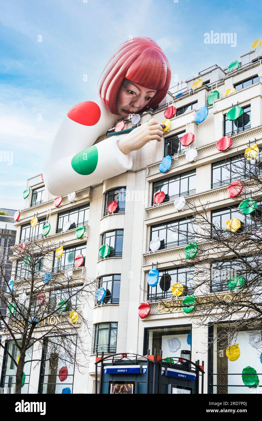 Paris, France, Outside, Shop Fronts, Luxury CLothing Louis Vuitton, LVMH,  Modern Sculpture on Building, Mirrors Ave. Montaigne, Credit: Yayoi Kusama  Artist Designer Stock Photo - Alamy