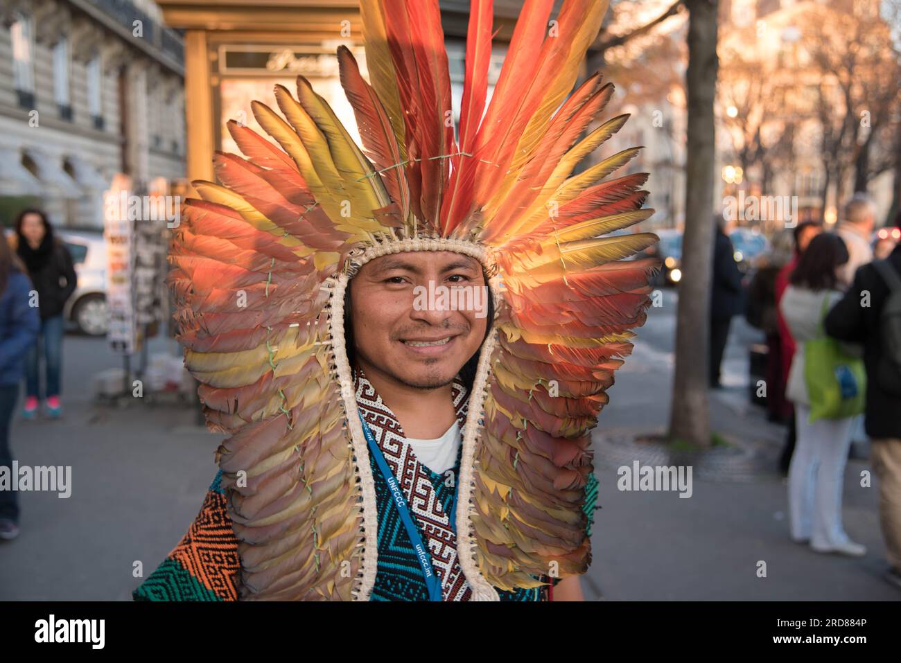 Jose de Lima Kaxinawa, représentant de la communauté amérindienne brésilienne Kaxinawa, aperçu sur l'avenue Montaigne, à Paris, le 7 décembre 2015. Stock Photo