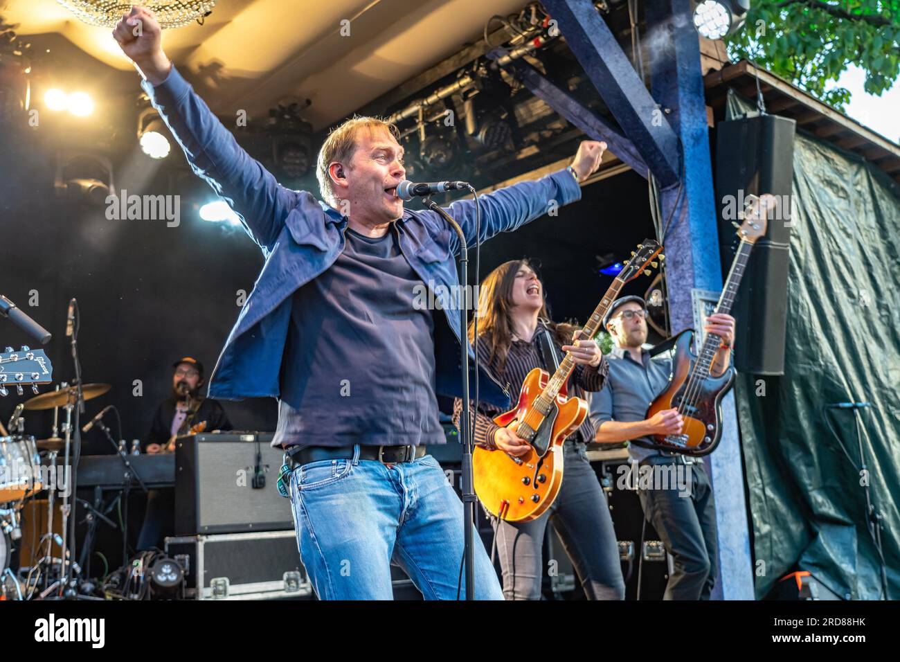 Der deutsche Sänger Thees Uhlmann mit Band  live beim Orange Blossom Special Festival, Beverungen, Deutschland  |  German Singer Thees Uhlmann with Ba Stock Photo