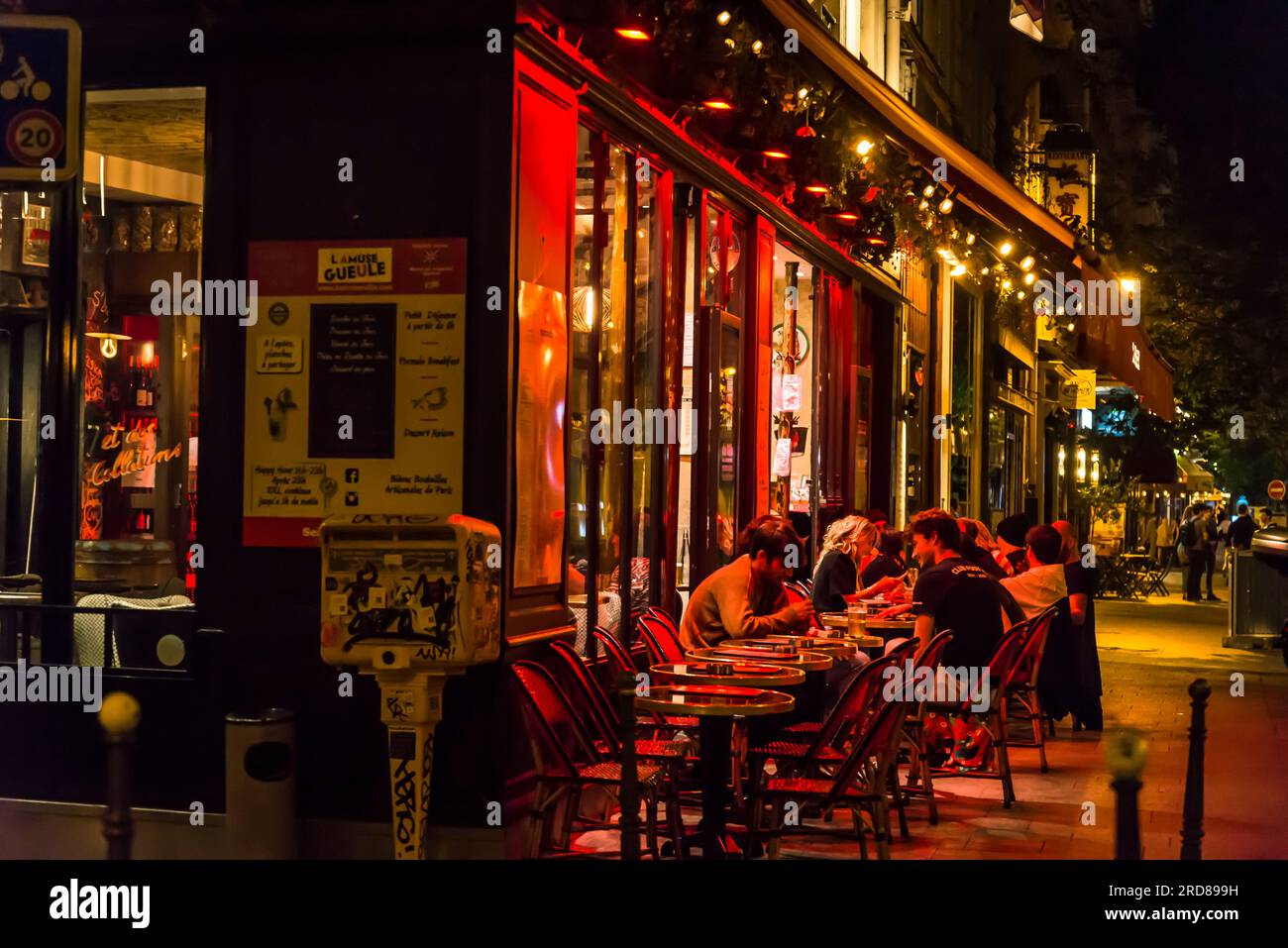 Paris le central bar hi-res stock photography and images - Alamy