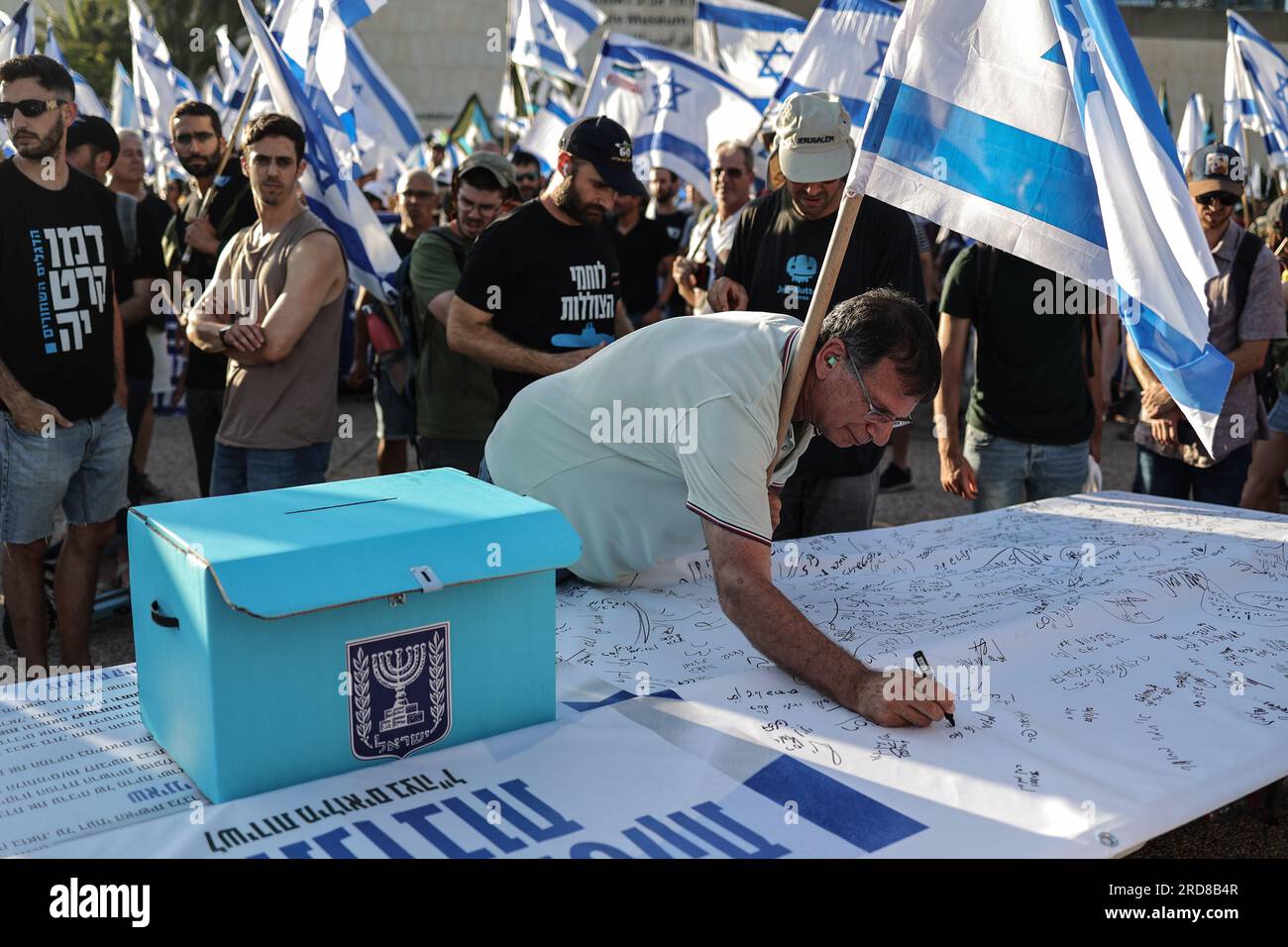Israeli Gov. Sign Tel Aviv, Israel. 19th July, 2023. Israeli military reservists sign a ...