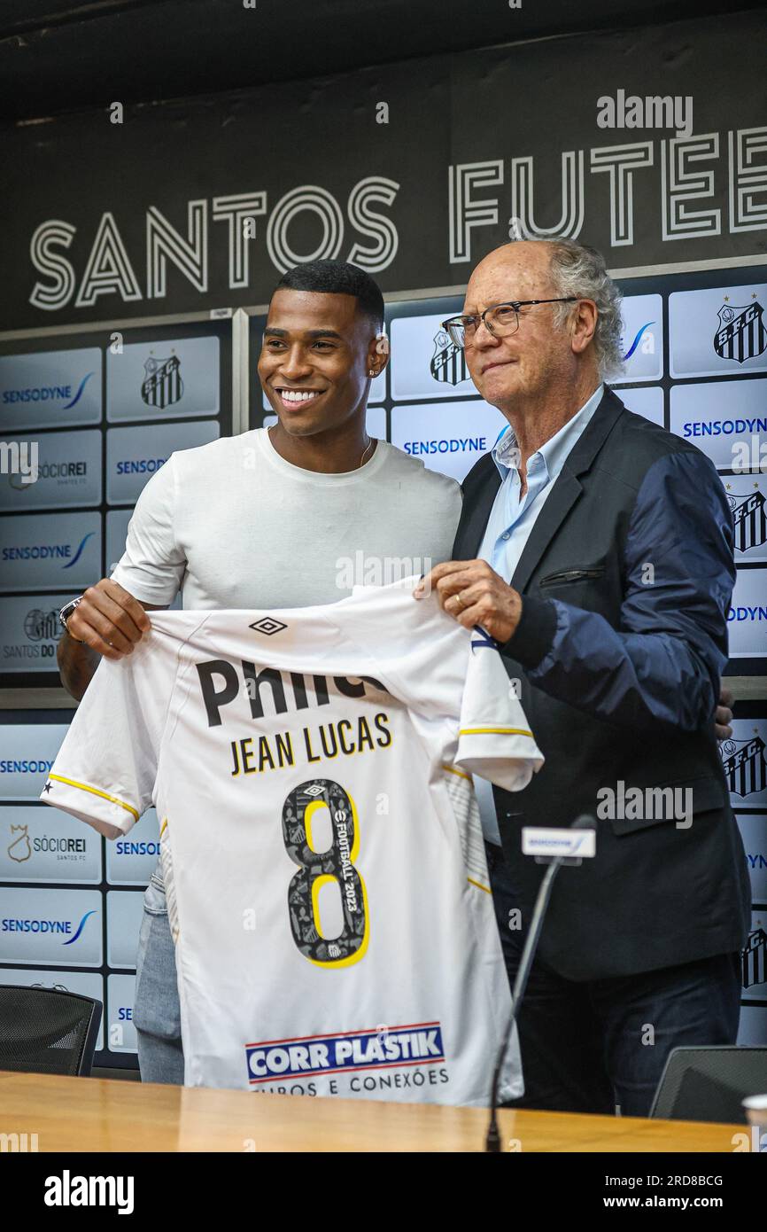 Santos, Brazil. 19th July, 2023. SP - SANTOS - 07/19/2023 - SANTOS, JEAN LUCAS PRESENTATION - Jean Lucas alongside sports coordinator Paulo Roberto Falcao during his official presentation as a Santos player at a press conference held at Vila Belmiro. Photo: Fernanda Luz/AGIF/Sipa USA Credit: Sipa USA/Alamy Live News Stock Photo