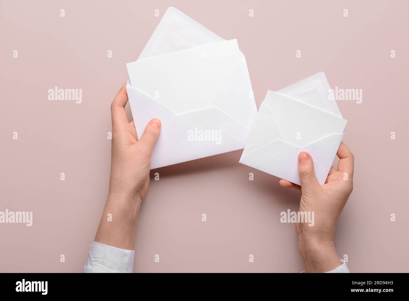 Hands blank paper cards hi-res stock photography and images - Alamy