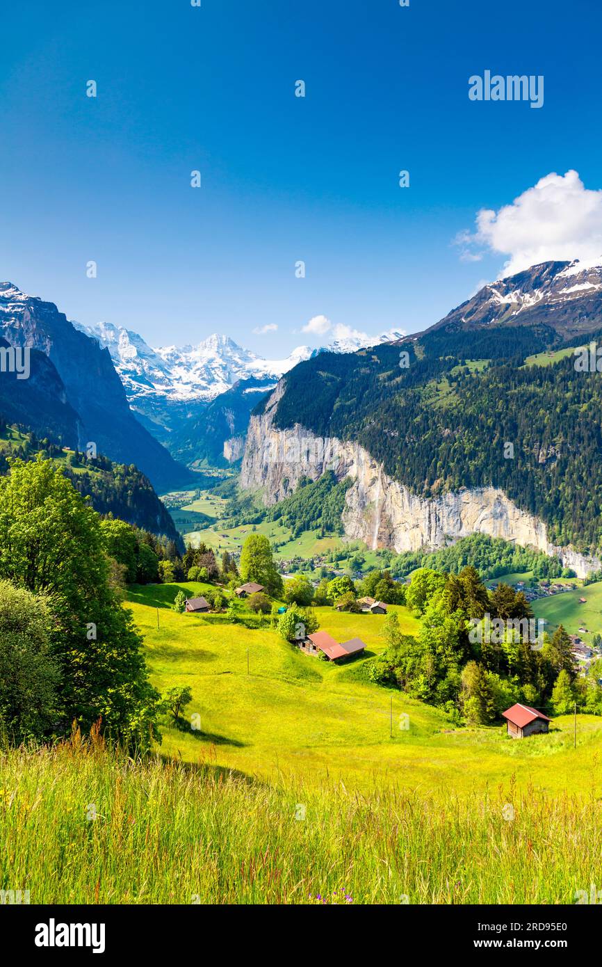 Hiking trail from Wengen to Lauterbrunnen, view of Lauterbrunnen Valley ...