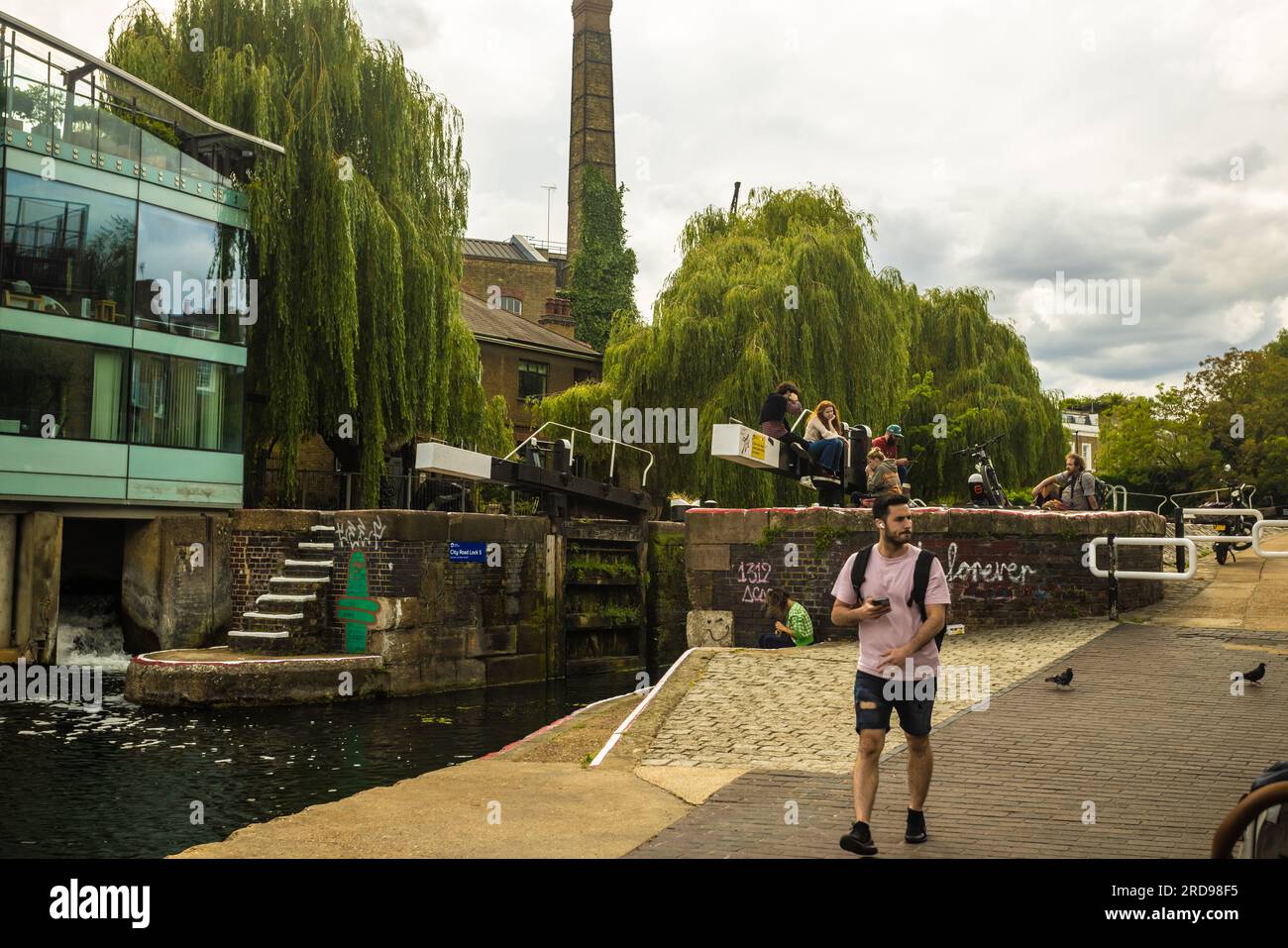 Pathways along the canal hi-res stock photography and images - Alamy