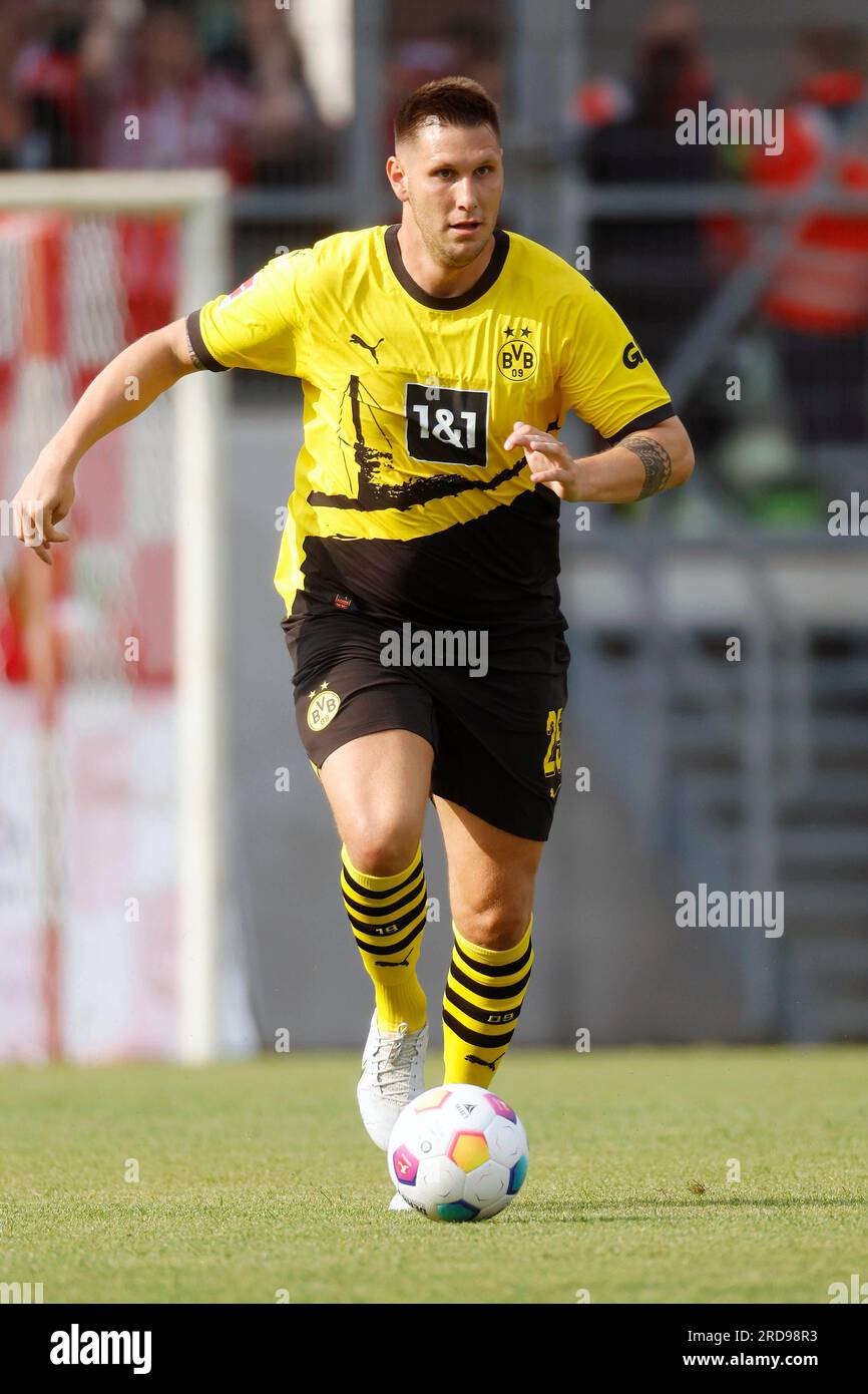 Oberhausen, Deutschland, 1. Fussball Bundesliga Freundschaftsspiel Rot Weiss Oberhausen vs. Borussia Dortmund 2:3 am 19. 07. 2023 im Stadion Niederrhein in Oberhausen Niklas SÜLE (SUELE) (BVB) Norbert Schmidt, Duesseldorf Stock Photo