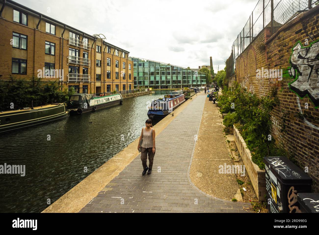 Pathways along the canal hi-res stock photography and images - Alamy