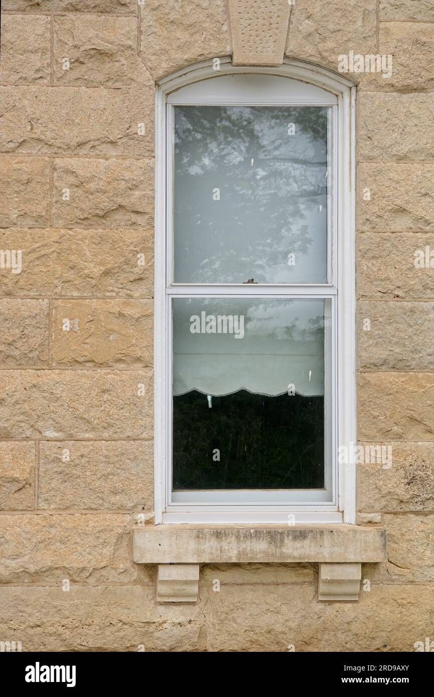 Keystone topped arched window set in limestone wall Stock Photo Alamy