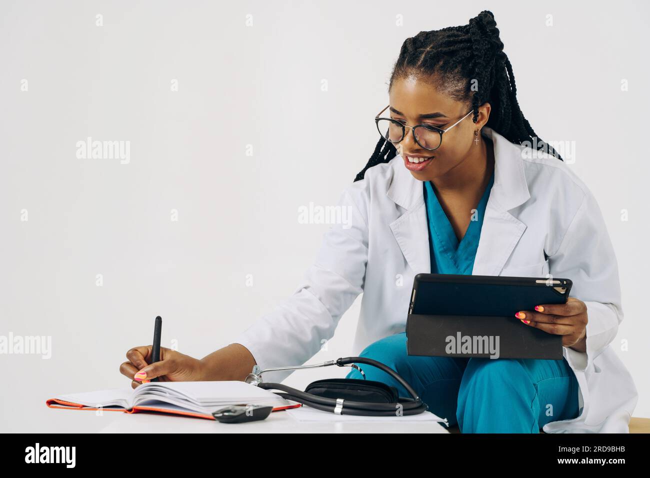 African american female doctor hi-res stock photography and images - Alamy