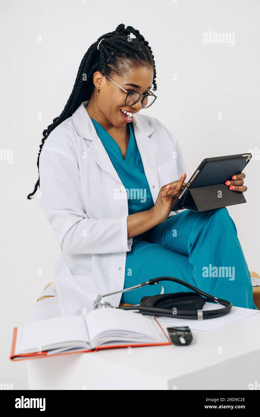 African american female doctor hi-res stock photography and images - Alamy