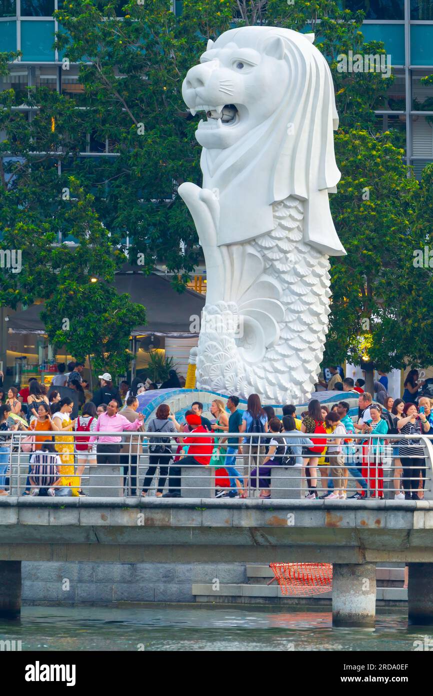 The Merlion Statue, Singapore's national symbol, on Marina Bay in the ...