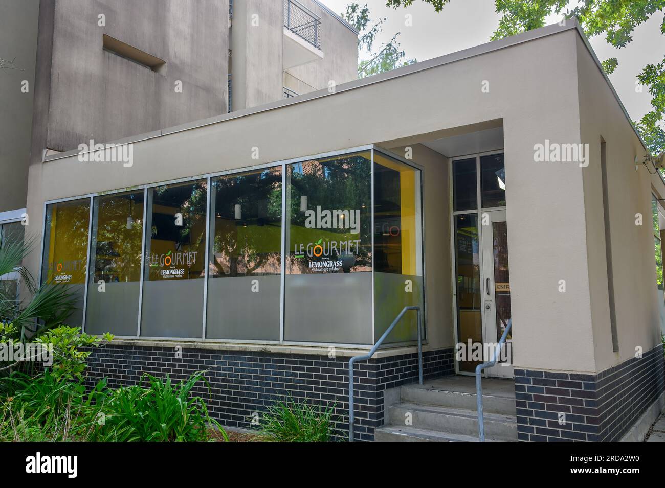 NEW ORLEANS, LA, USA - JULY 19, 2023: Front of Le Gourmet Restaurant featuring Lemongrass Vietnamese Cuisine on the Tulane University Campus Stock Photo