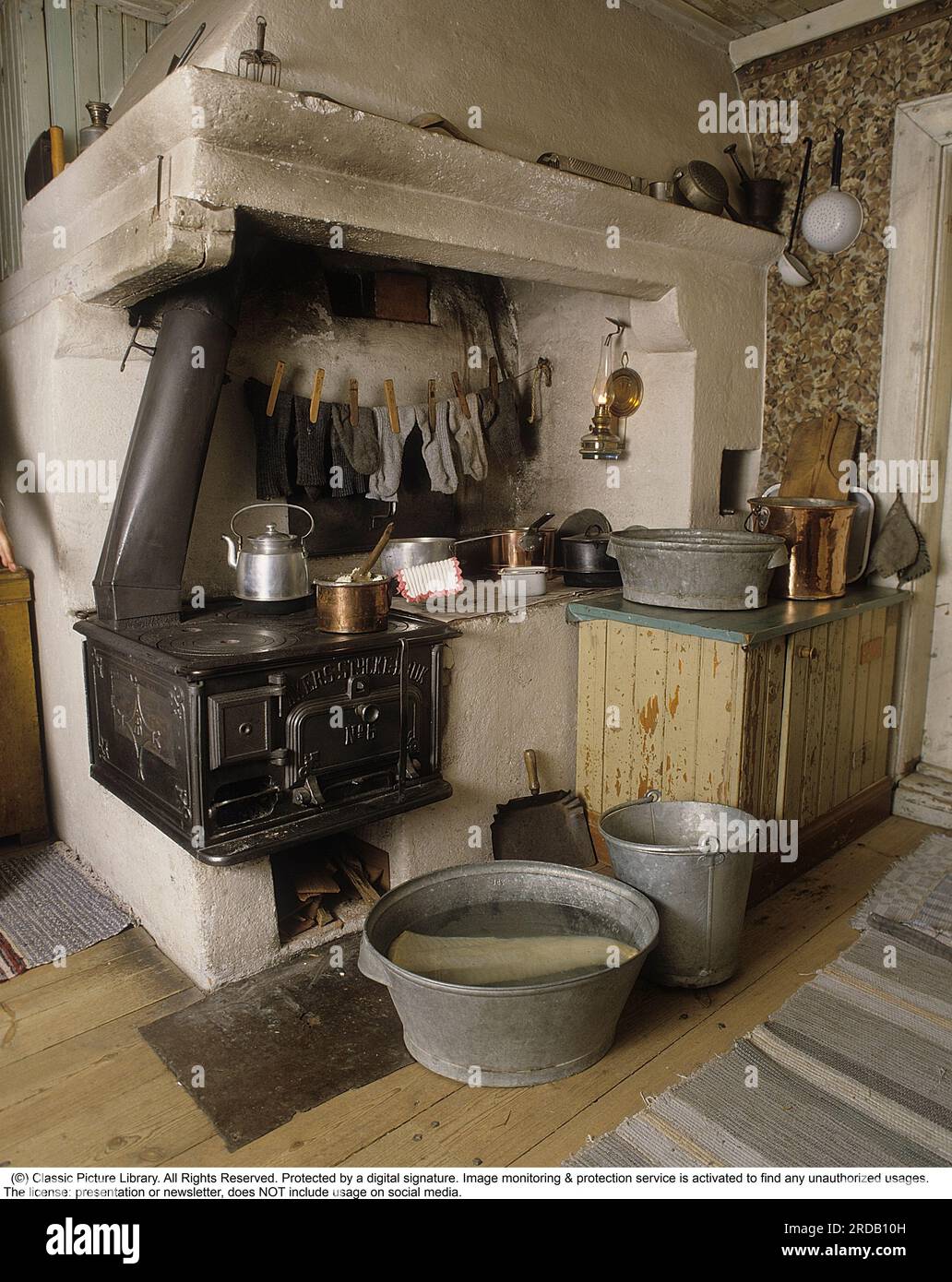 Historic kitchen interior hi-res stock photography and images - Alamy