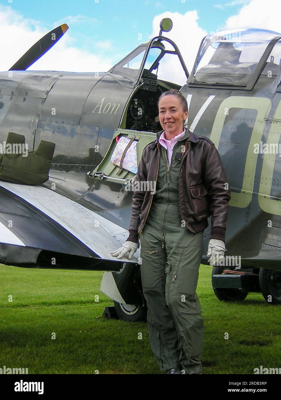 Carolyn Grace, female pilot and owner of Supermarine Spitfire Second World War fighter plane. World War Two Spitfire TIX ML407 airplane Stock Photo