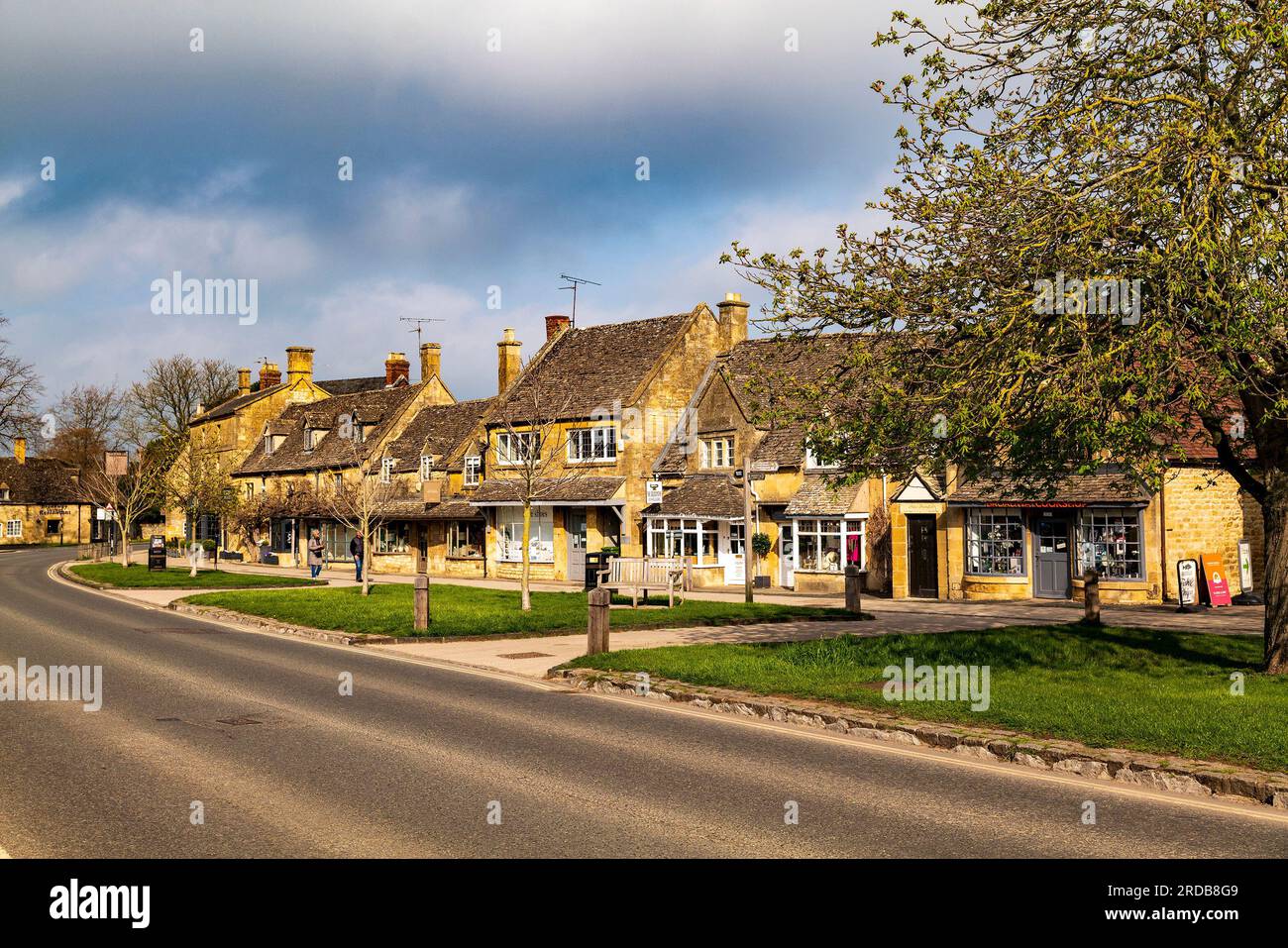 High street broadway cotswolds hi-res stock photography and images - Alamy