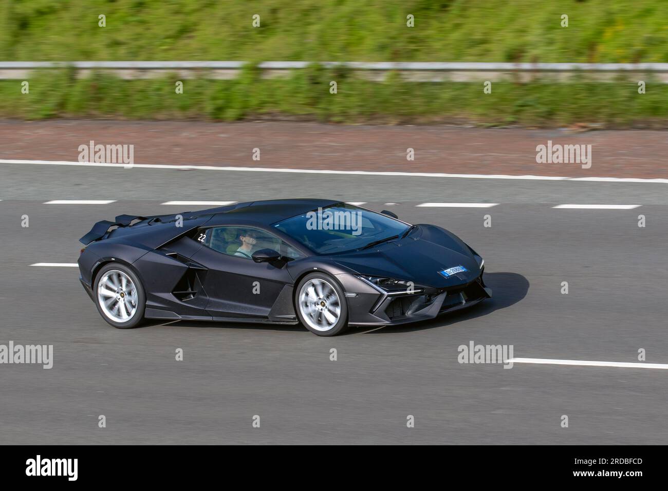 Revuelto, classic proportions with strong