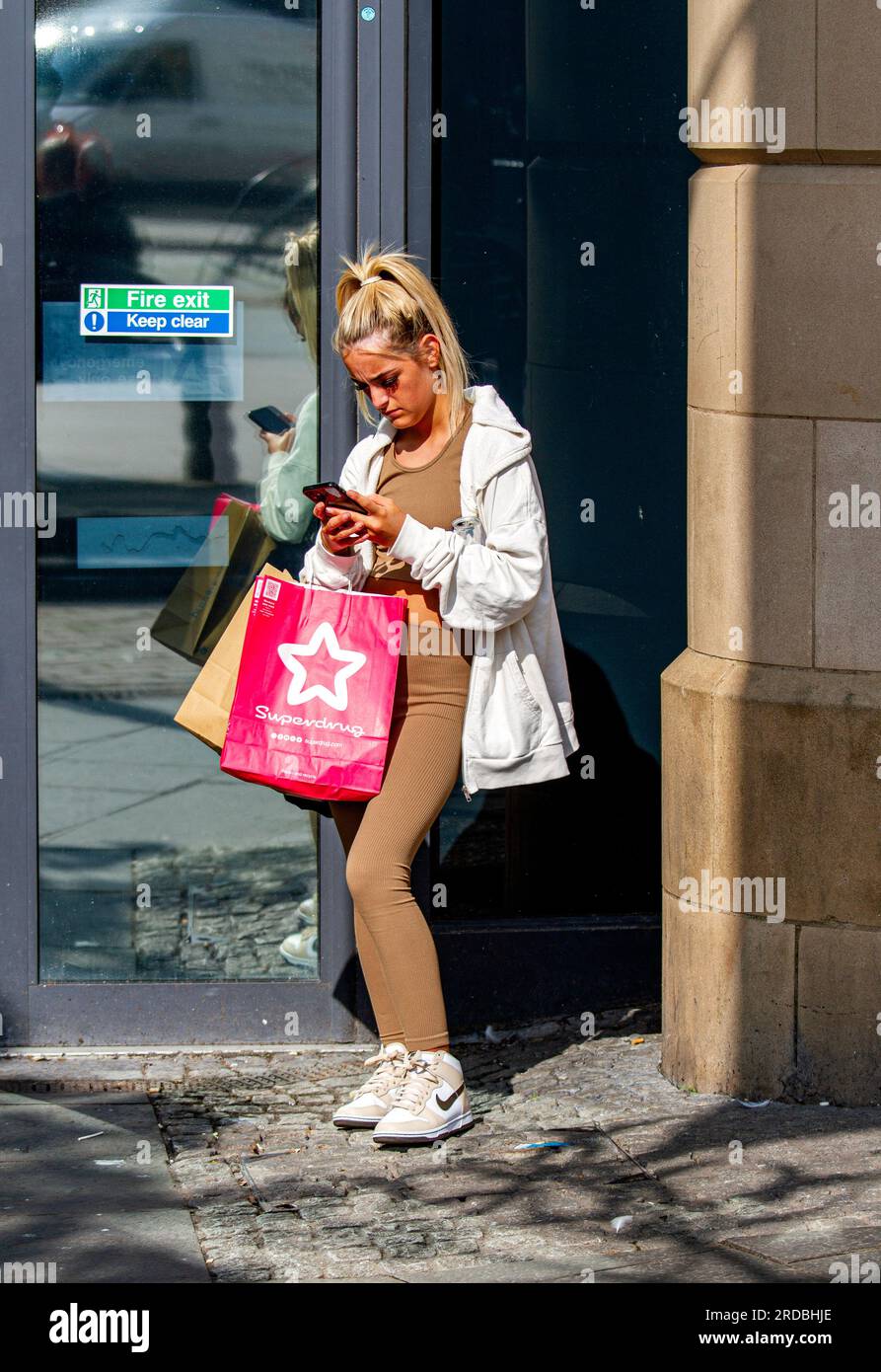 Dundee, Tayside, Scotland, UK. 20th July, 2023. UK Weather: Today's weather in Tayside, Scotland as temperatures reached 22°C. Stylish ladies spend the day in Dundee's city centre, taking advantage of the glorious warm July morning sunshine while enjoying town life. Credit: Dundee Photographics/Alamy Live News Stock Photo