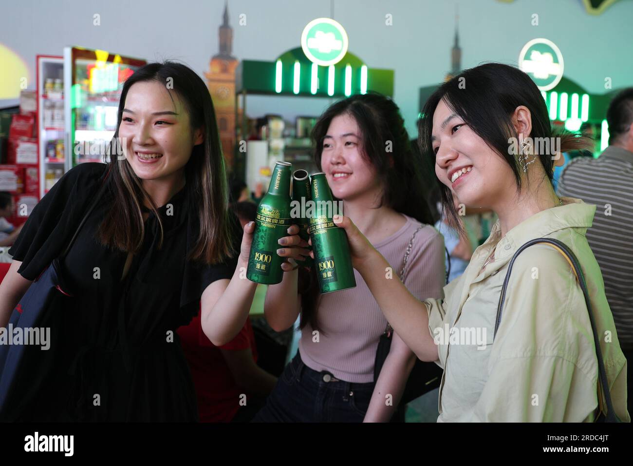 Harbin, China's Heilongjiang Province. 20th July, 2023. Visitors taste beer at the 21th China Harbin International Beer Festival in Harbin, capital of northeast China's Heilongjiang Province, July 20, 2023. The 21th China Harbin International Beer Festival opened here on Thursday. Credit: Zhang Tao/Xinhua/Alamy Live News Stock Photo