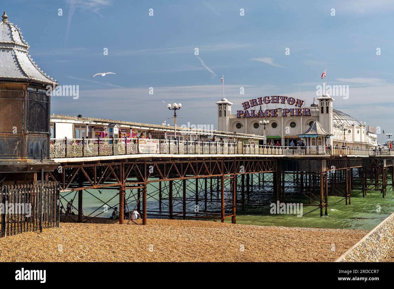 Strand und Brighton Palace Pier im Seebad Brighton, England, Großbritannien, Europa  | The beach and Brighton Palace Pier in Brighton, England, United Stock Photo
