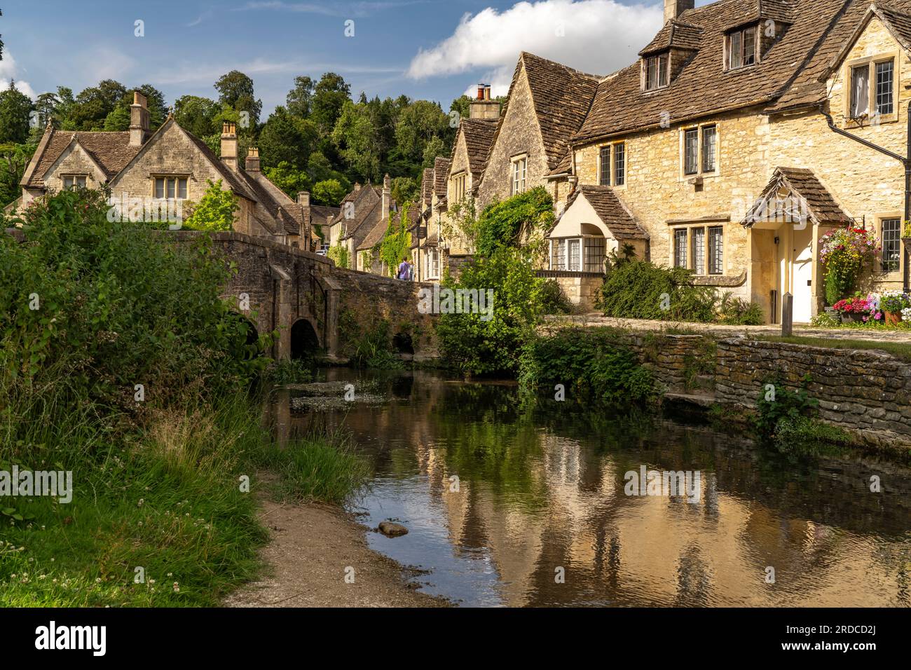 Das Dorf Castle Combe am Fluss Bybrook, Cotswolds, Wiltshire, England, Großbritannien, Europa  |  Castle Combe village and Bybrook river, Cotswolds, W Stock Photo