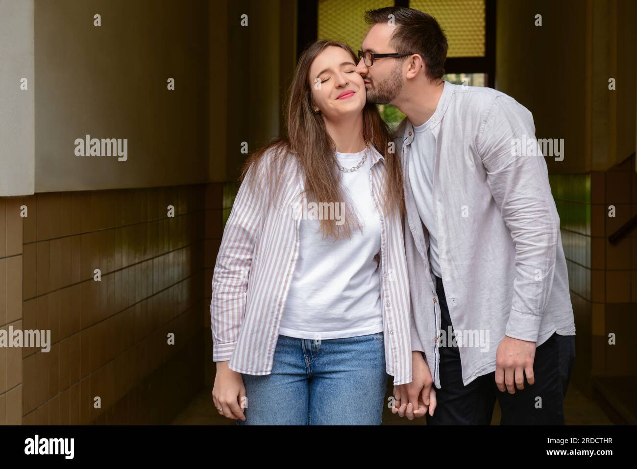 Guy girl kissing on city hi-res stock photography and images - Alamy