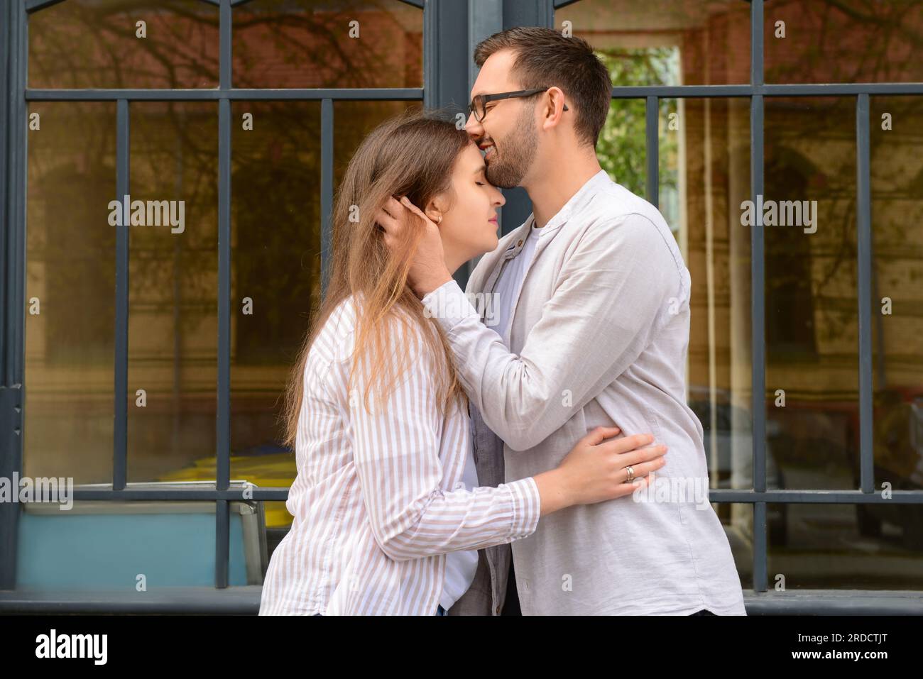 Guy girl kissing on city hi-res stock photography and images - Alamy