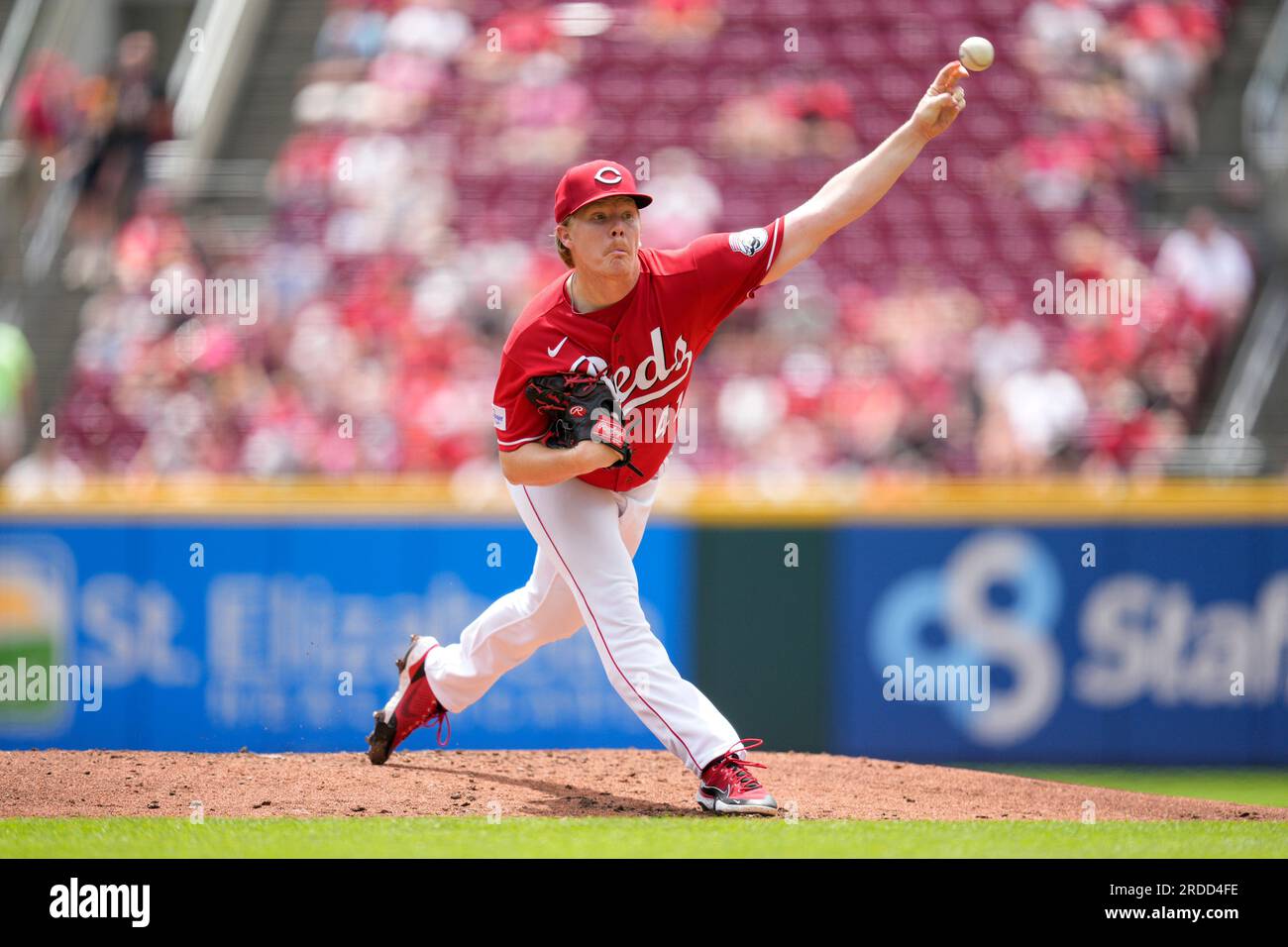 Cincinnati Reds starting pitcher Andrew Abbott (41) throws against the