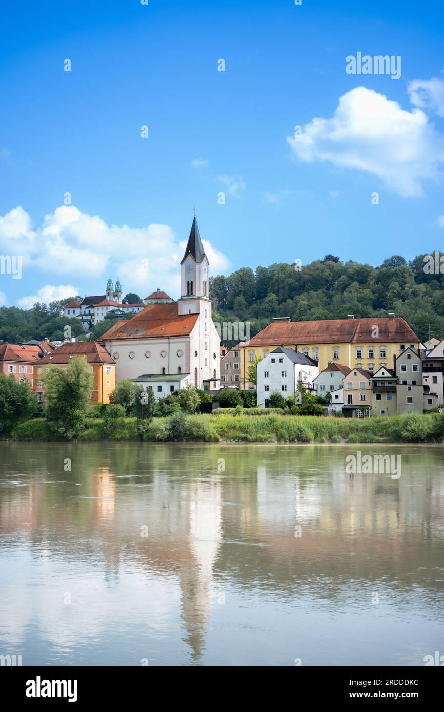 Passau Land und Leute und Tiere Donau Fluss Landschaft Himmel Blau Sonne Sommer City Buildings Stock Photo