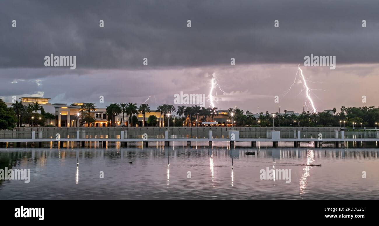 Lightning strikes building hi-res stock photography and images - Alamy