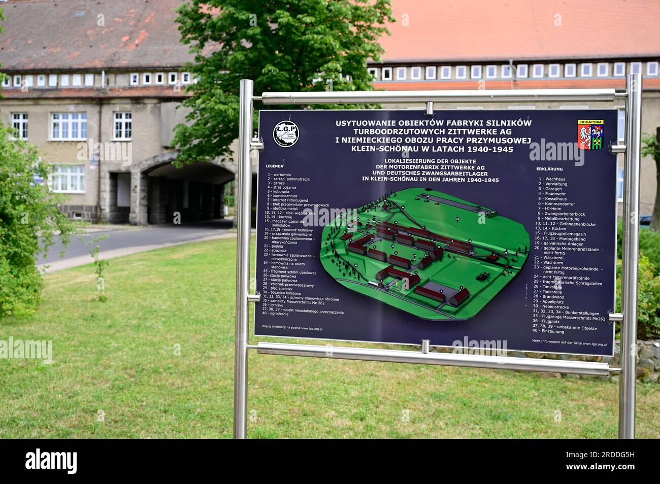 Das Gelände mit Wach-, Wohn- und Wirtschaftsgebäuden der ehemaligen Zittwerke Sieniawka (Kleinschönau) im heutigen Polen.19.07.2023.Die Zittwerke AG w Stock Photo