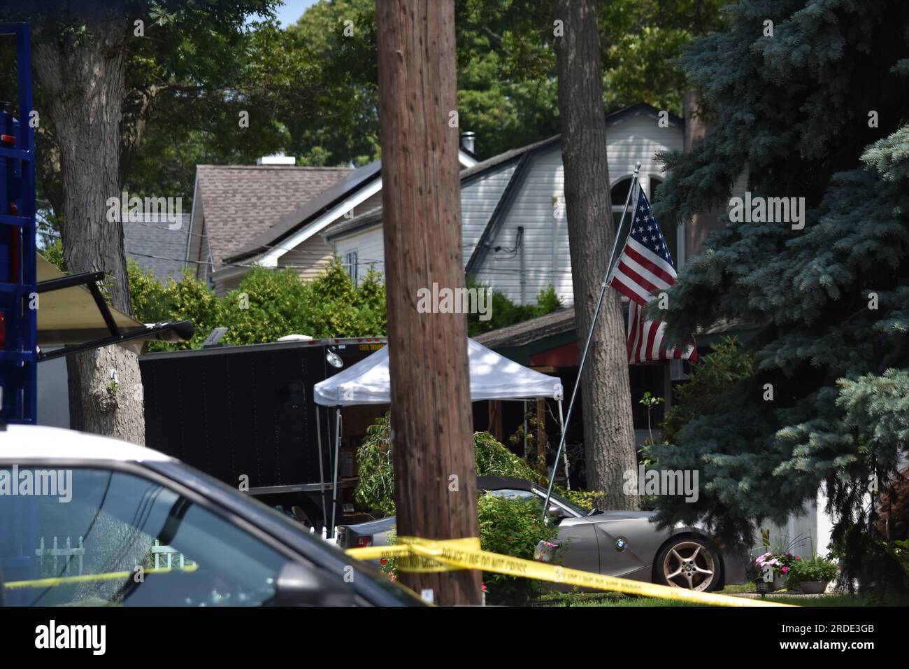 Authorities take out boxes of evidence from Rex Heuermann's house. Tents and several members of the crime lab of Suffolk County seen on the property. Investigators from the crime lab and the New York State Police Thursday, collect evidence from the storage unit of alleged Long Island New York Gilgo Beach serial killer Rex Heuermann. Crime scene investigators bring out evidence from the home and New York storage facility of Rex Heuermann in Long Island, New York on July 20, 2023. Rex Heuermann was arrested as a suspect in the Gilgo Beach serial killings. The massive police presence on First Ave Stock Photo