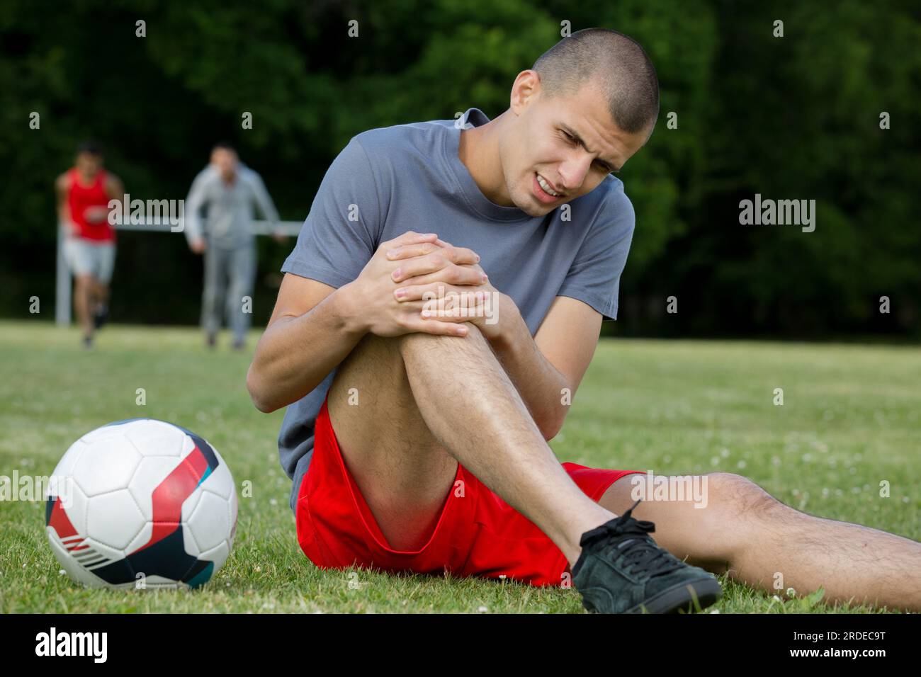 football soccer player suffering from knee injury Stock Photo Alamy