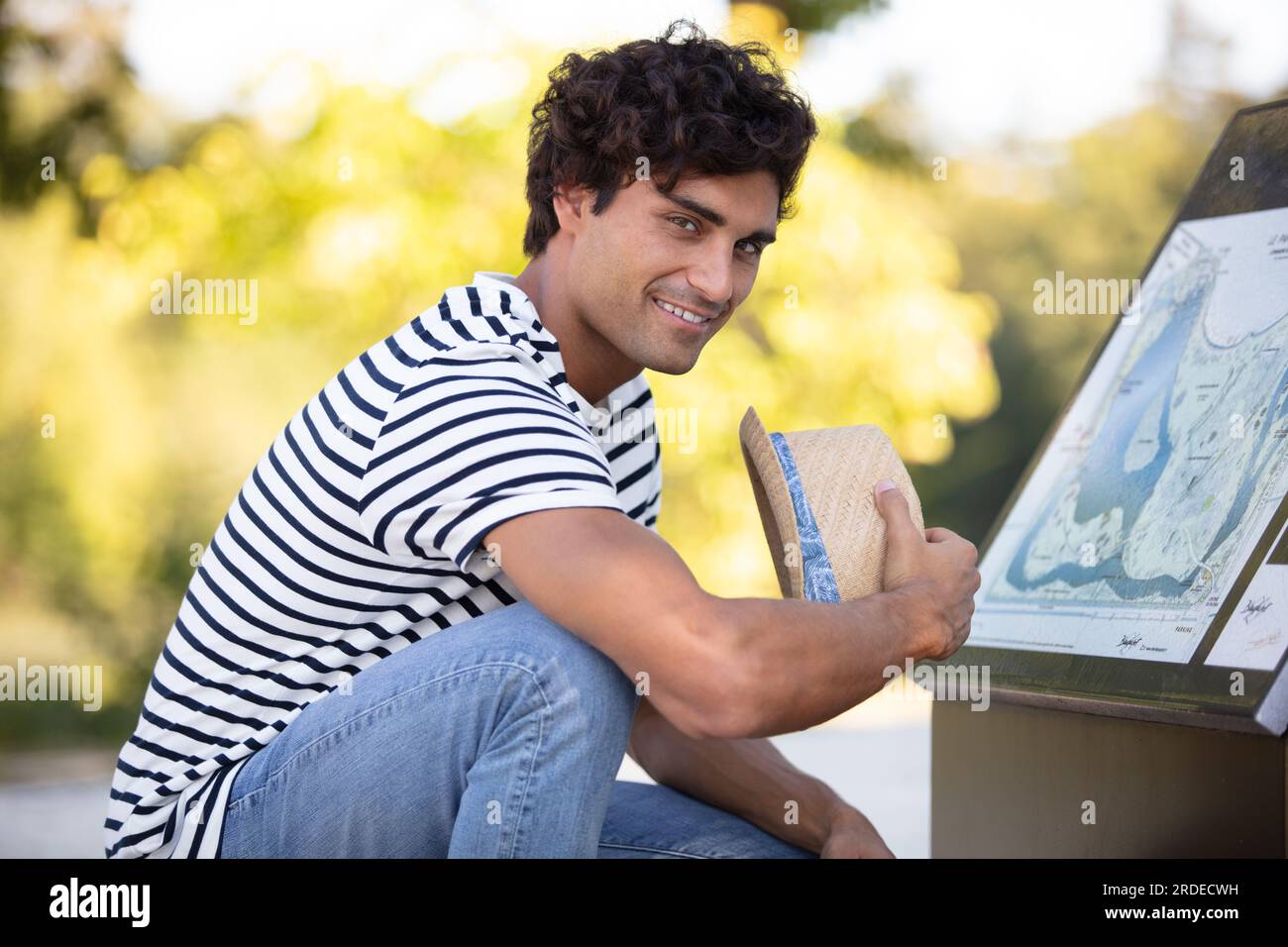 Male traveler looking directions hi-res stock photography and images ...