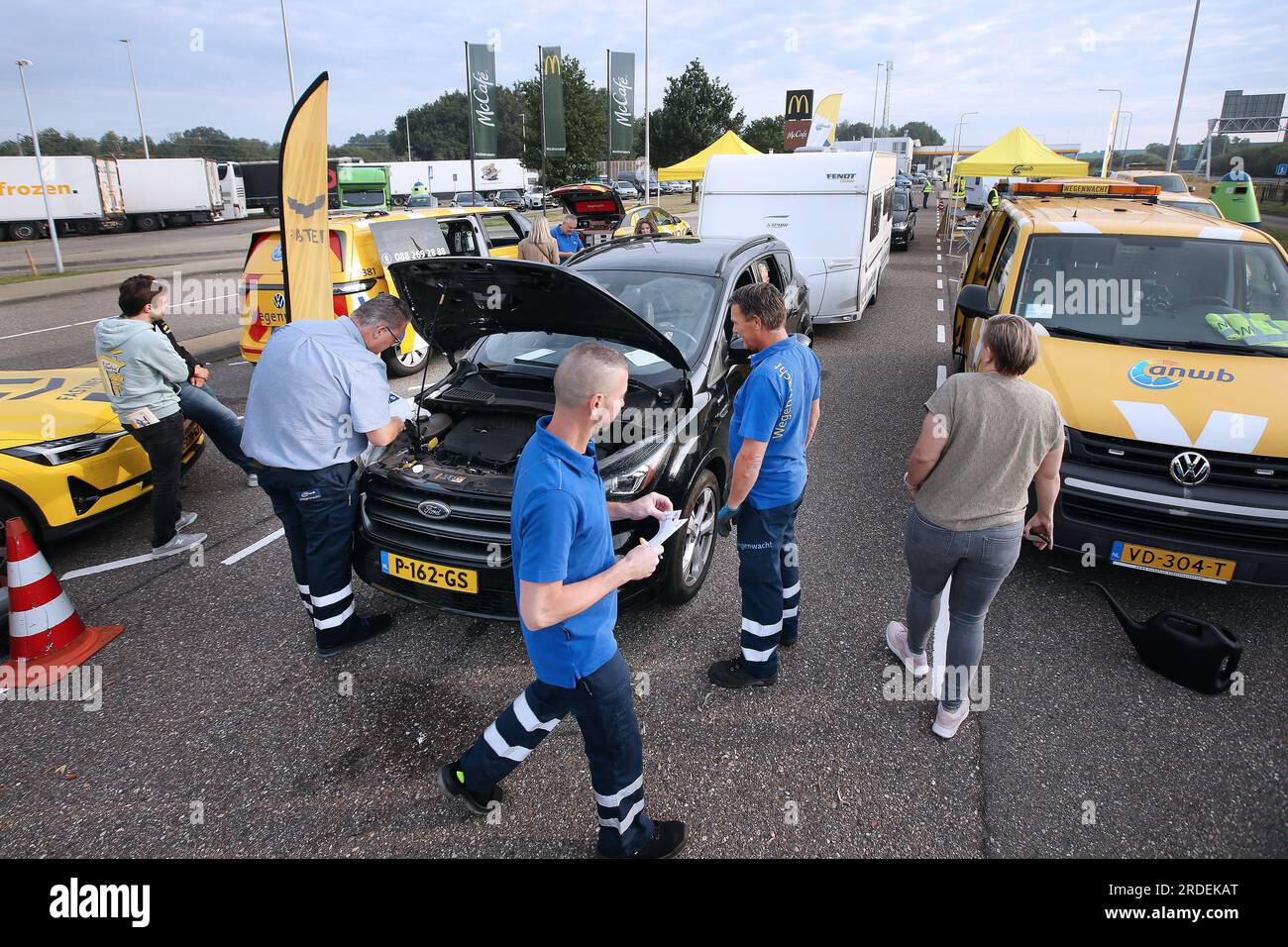 HAZELDONK - Holidaymakers have their vehicle checked at the border crossing with Belgium for a final ANWB holiday check of the car, caravan or folding trailer. ANP RAMON MANGOLD netherlands out - belgium out Stock Photo