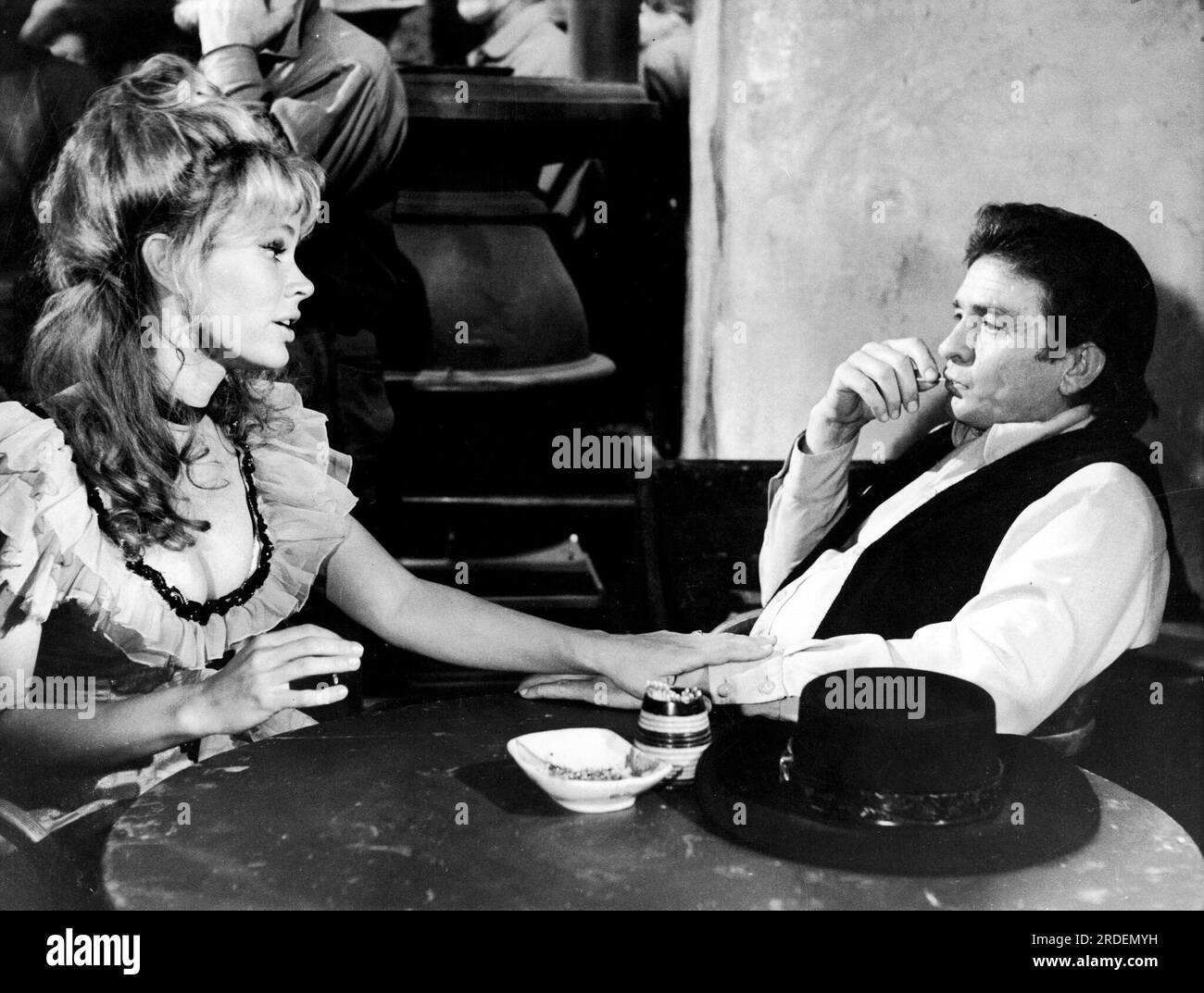 KAREN BLACK and JOHNNY CASH in A GUNFIGHT (1971), directed by LAMONT JOHNSON. Credit: BRYNA PROD/MGM / Album Stock Photo