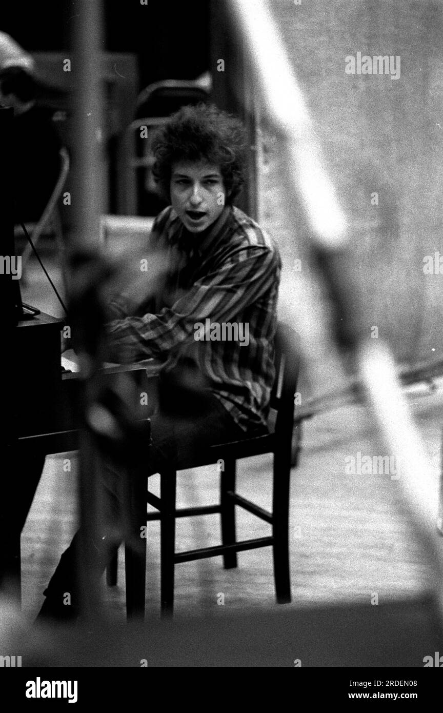 BOB DYLAN in NO DIRECTION HOME: BOB DYLAN (2005), directed by MARTIN ...