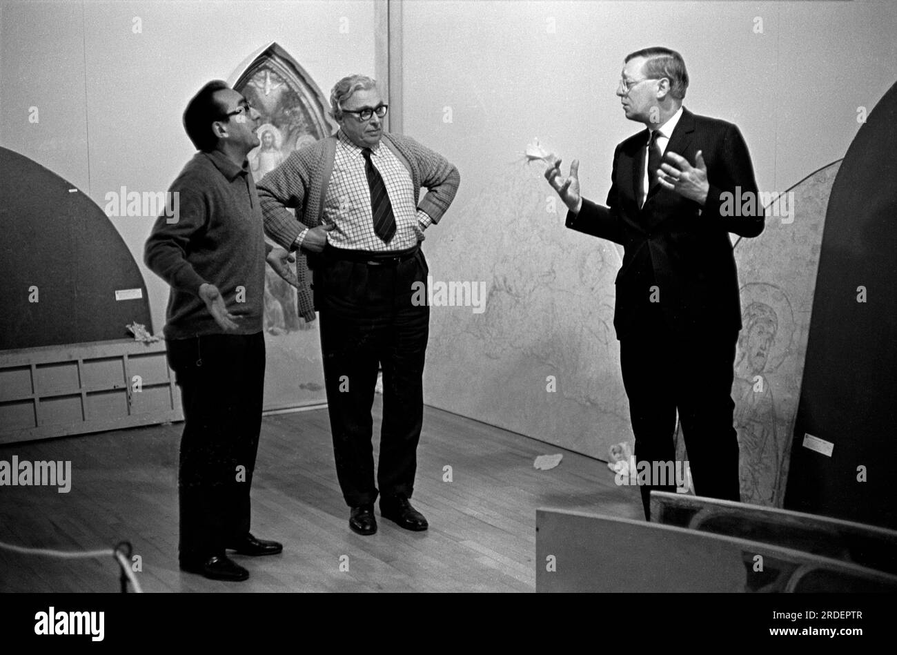 Hayward Gallery London. Hanging the Frescoes from Florence, an Arts Council Exhibition at the Hayward Gallery. Italian experts and Arts Council Hayward gallery wearing a suit discuss the installation.  London, England circa 1969 1960S UK HOMER SYKES Stock Photo
