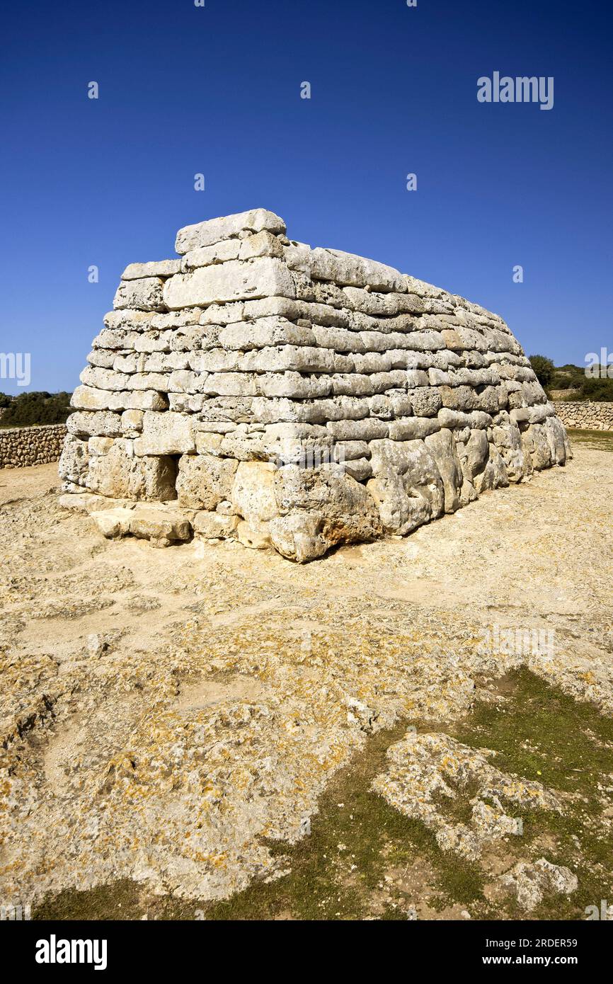 Naveta des Tudons,monumento funerario colectivo (1000 a.c.). Ciutadella.Menorca.Islas Baleares.España. Stock Photo