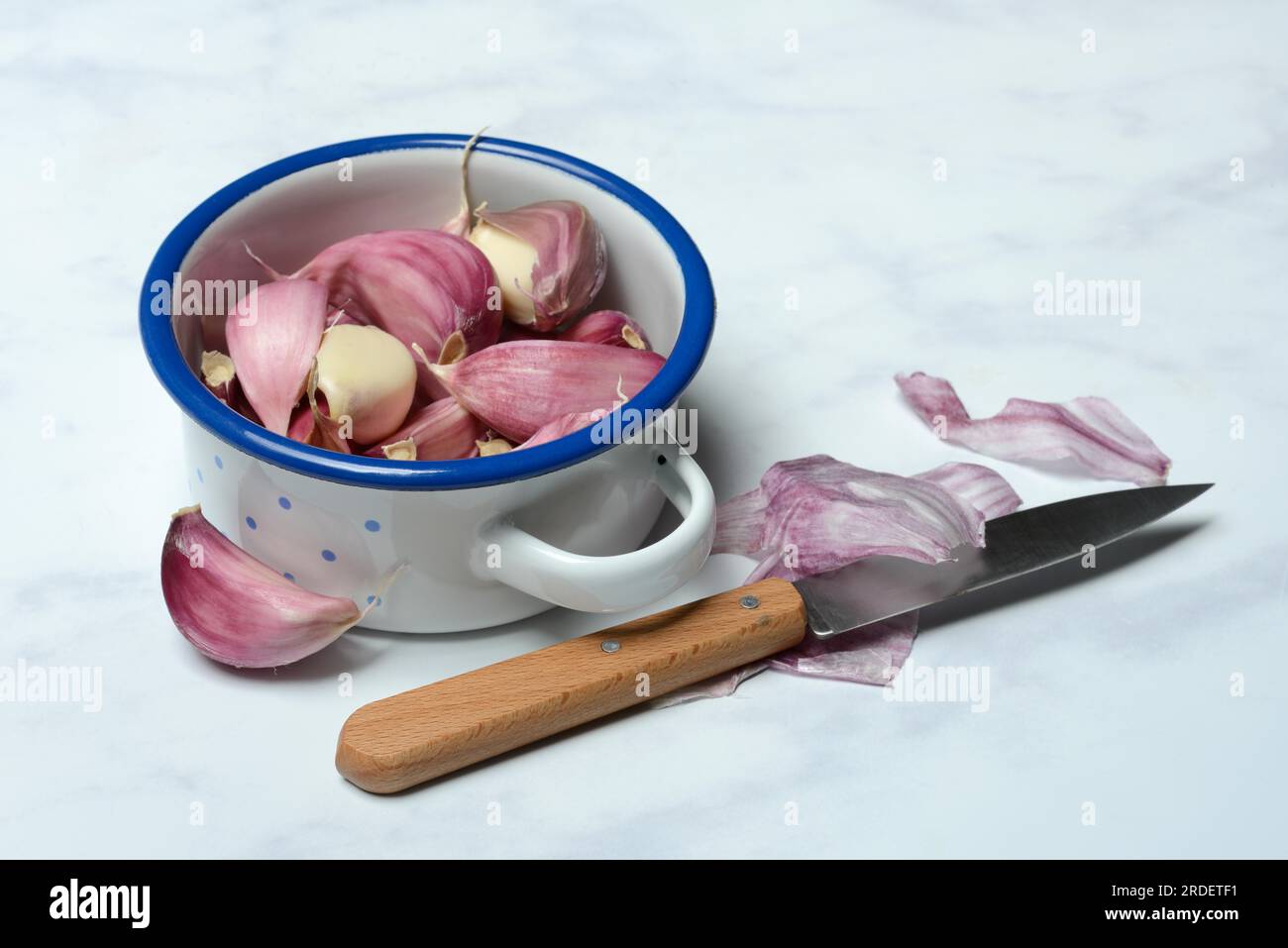 Fresh, red garlic cloves in pots, garlic (Allium cepa), France Stock