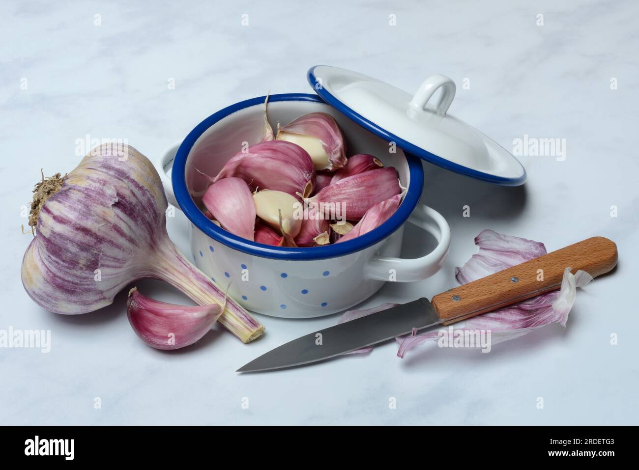 Fresh, red garlic cloves in pots, garlic (Allium cepa), France Stock